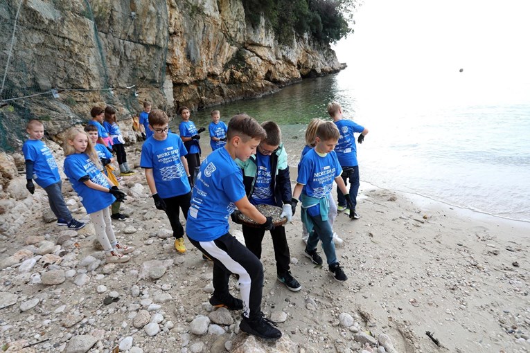 VIDEO Učenici i profesori riječkih škola čistili plažu Sablićevo