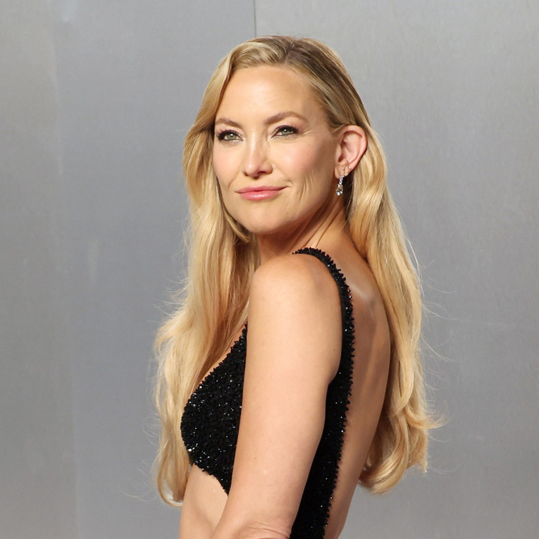 Kate Hudson nosila kobaltno plavu suknju koja je zasjenila intervju