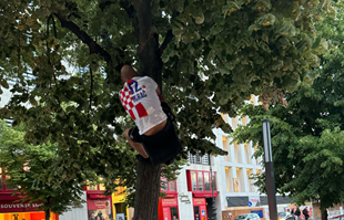 Neki hrvatski navijač se popeo na stablo usred Berlina