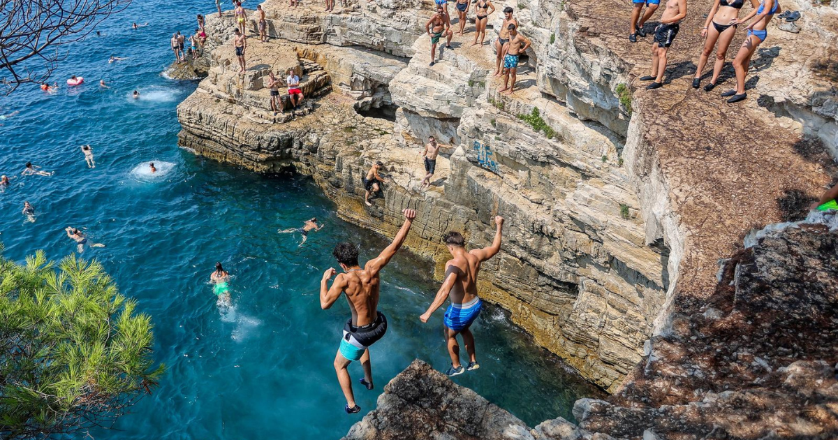 Ovo je jedna od najpopularnijih plaža u Istri. Obožavaju je skakači i kajakaši