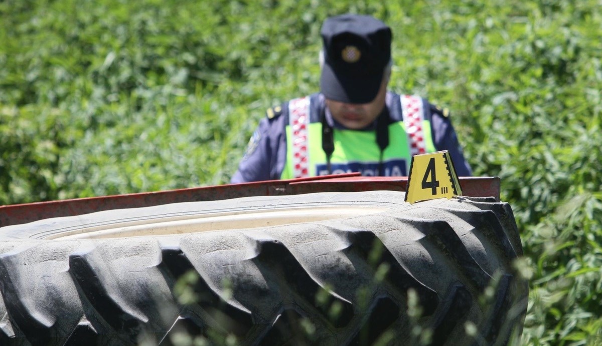 Traktor se prevrnuo za vrijeme košnje livade kod Požege, vozač umro na mjestu