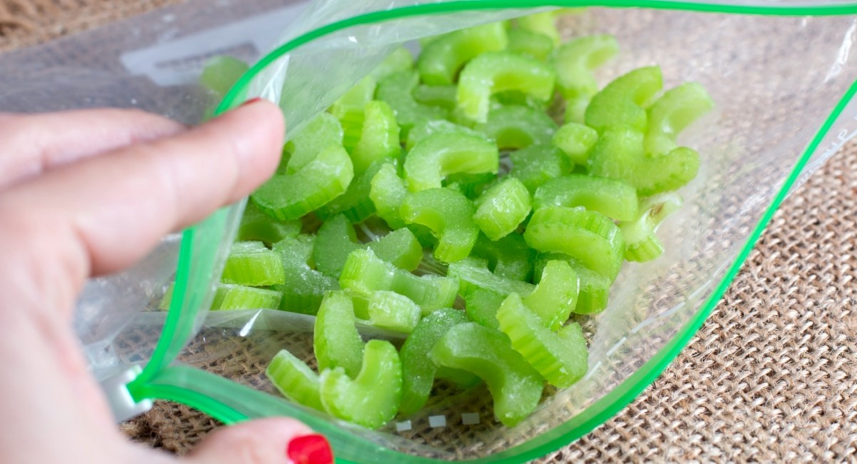 Kako pravilno zamrznuti celer da sačuva svježinu i okus? Jedan korak mnogi preskaču
