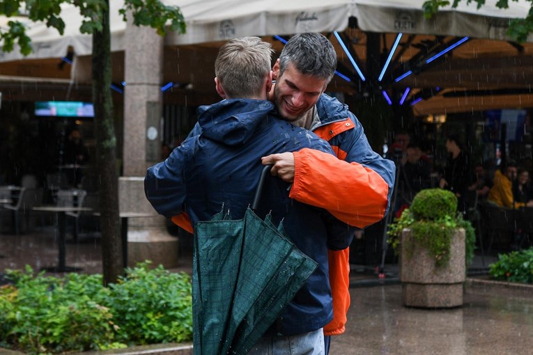 Gotov performans u centru Zagreba. Igor i Bojan grlili se 24 sata, čak i po kiši