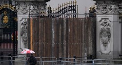 Autom se zabio u ogradu Buckinghamske palače. Na ulaz potom stavljene daske