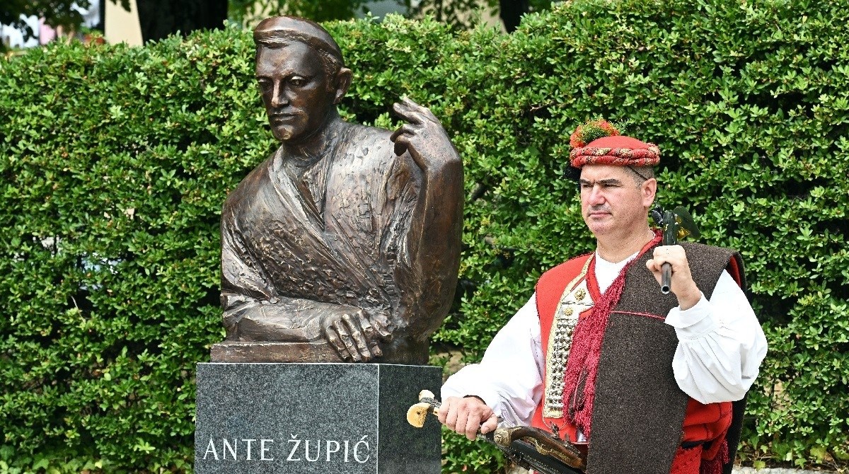 U Sinju otkriven spomenik Anti Župiću
