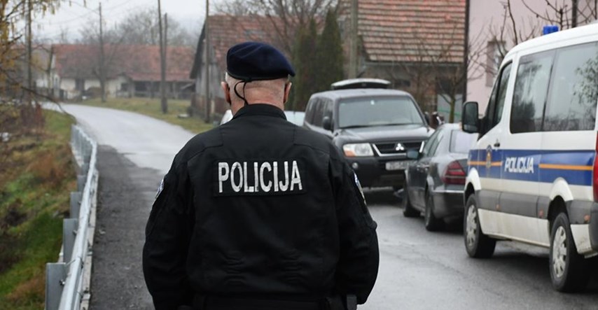 Tinejdžer u Bjelovaru provalio u auto, bježao policiji pa ugrizao policajca