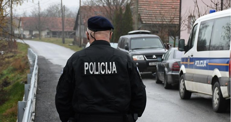 Tinejdžer u Bjelovaru provalio u auto, bježao policiji pa ugrizao policajca za nogu