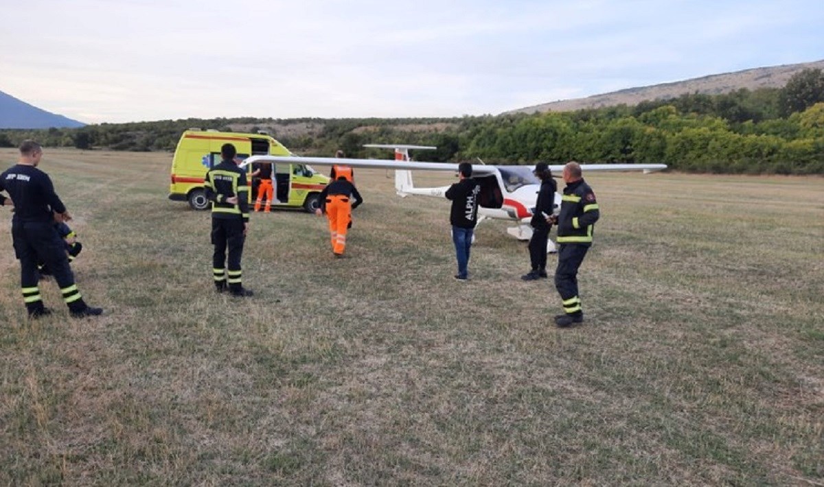 Kod Knina prisilno sletio manji avion, ostali su bez goriva, nema ozlijeđenih