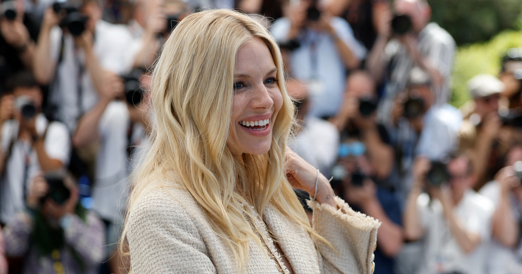 Sienna Miller (44) vratila se na Instagram nakon 8 godina i pokazala trudnički trbuh