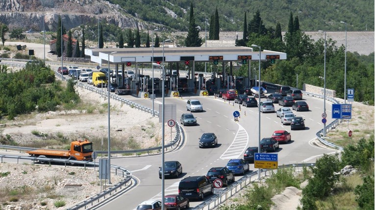 Ceste su mokre i skliske. U 8.30 se zatvara tunel Sveti Ilija