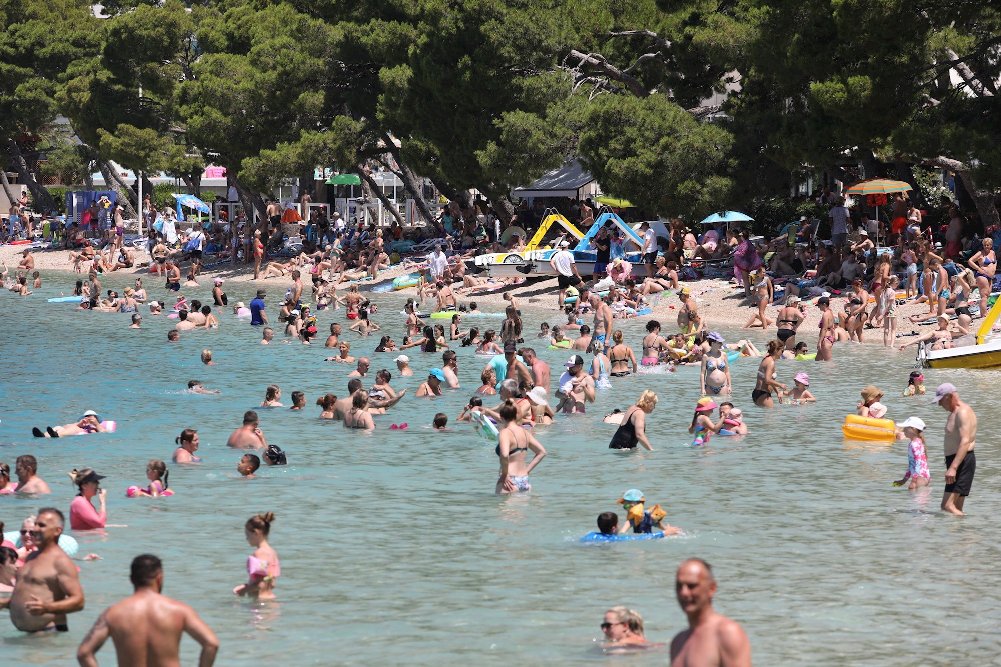 Ovako izgleda plaža u Makarskoj na +30 °C