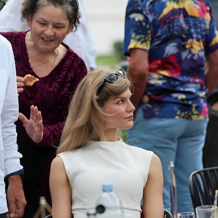 Raskol kod Selak Raspudić, u pozadini Zekanović. U Skupštinu ulazi atraktivna Čehinja