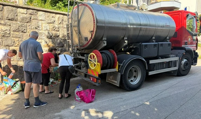 Puknula cijev u Kninu, građani bez pitke vode. Gradonačelnik: Najveći kvar od rata