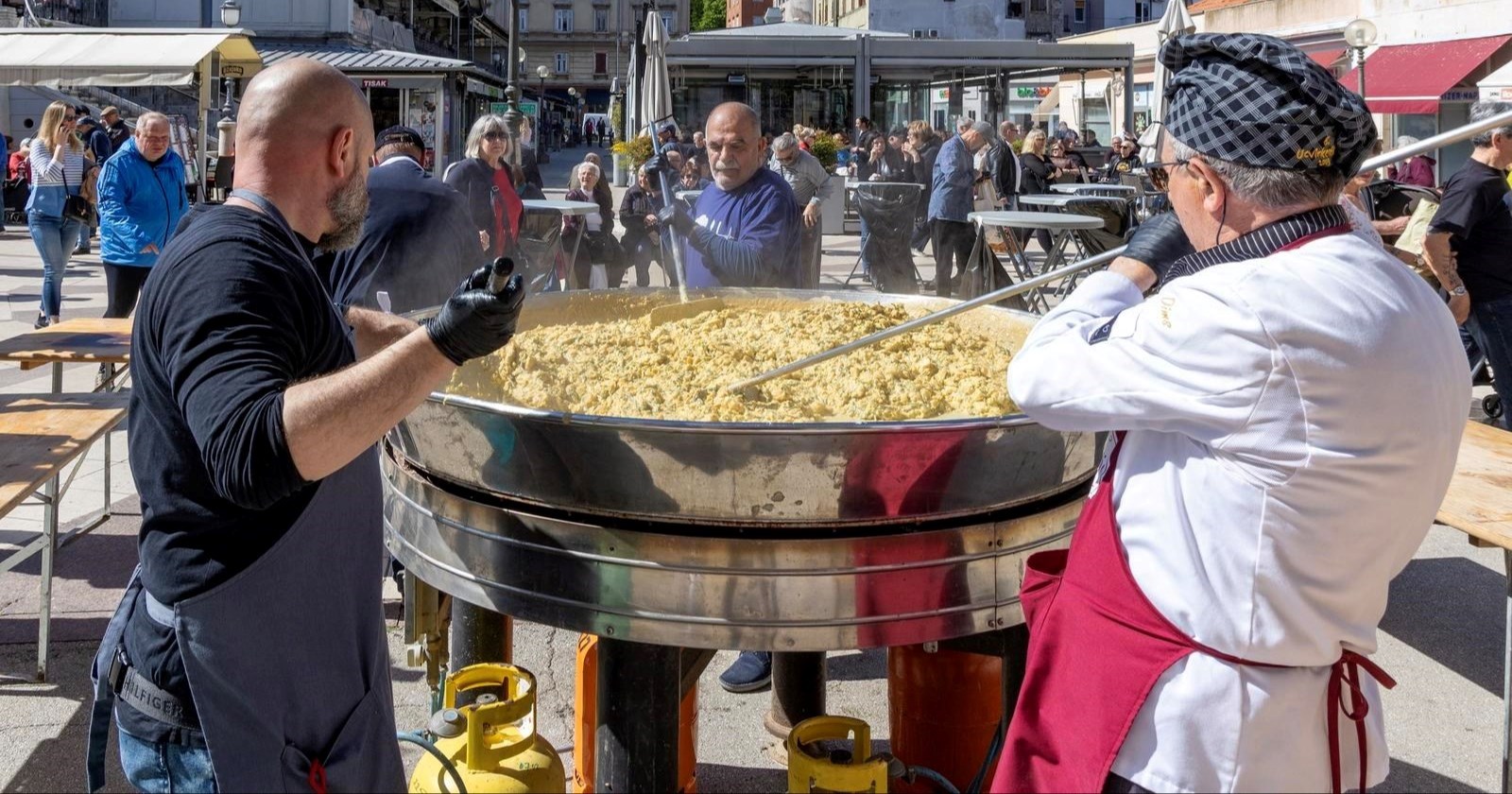VIDEO U Puli napravili fritaju od 1600 jaja i 20 kg šparoga. Podijeljeno 700 porcija