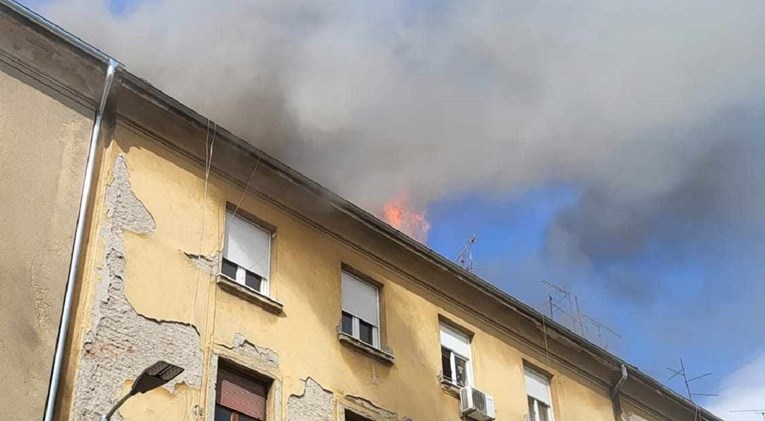 FOTO I VIDEO Gorjelo krovište zgrade u Zagrebu. Crjepovi padali po autima