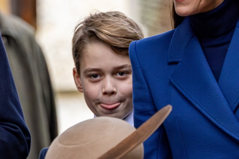 Princ George (10) privukao poglede tijekom božićne šetnje, plazio je jezik