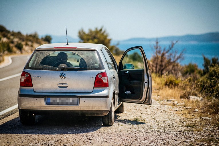 Kod Trogira gol sjedio u autu s otvorenim vratima i masturbirao pred ženom