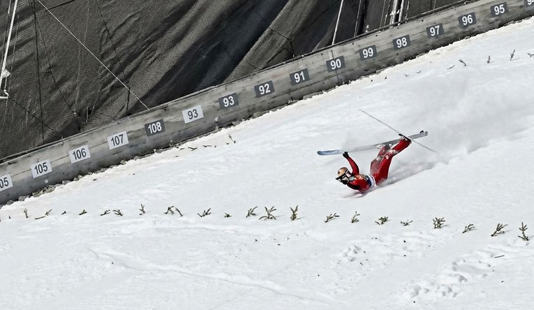 VIDEO Mladi Slovenac teško pao na Planici. Hitno je prebačen u bolnicu