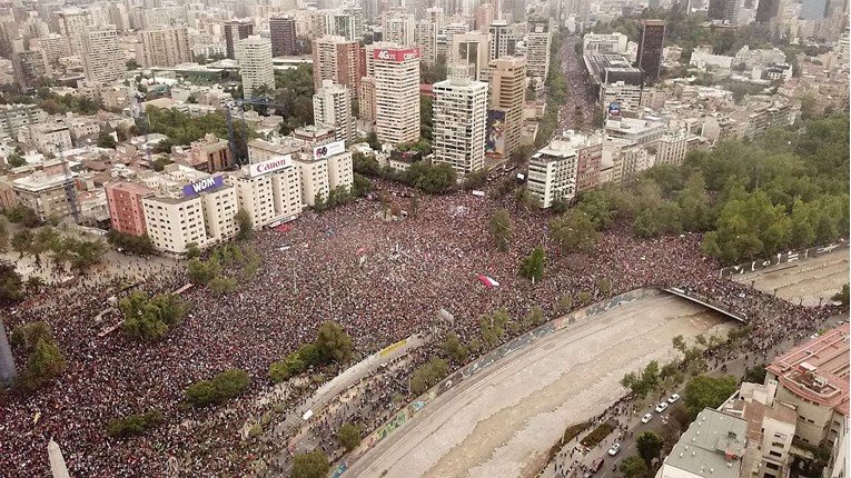 Dan nakon milijunskog prosvjeda predsjednik Čilea najavio preustroj vlade