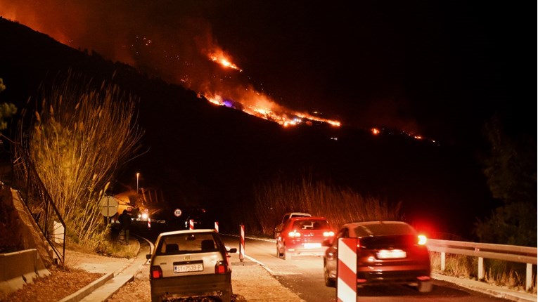 Lokaliziran požar kod Omiša, izgorjelo 120 hektara borove šume, makije, raslinja