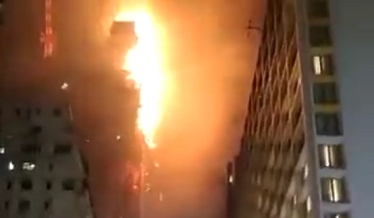 VIDEO Gorio neboder u Hong Kongu, požar gasilo 250 vatrogasaca