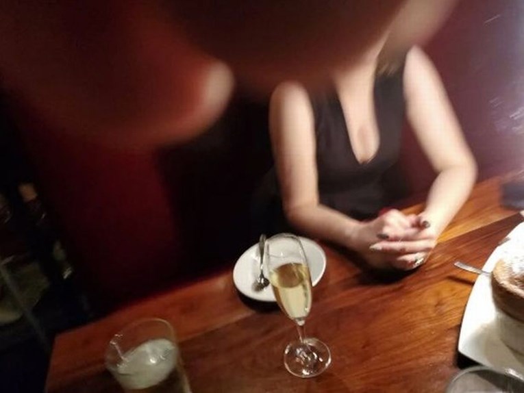 Mladenci zamolili konobara da ih fotka, on snimio samo dekolte