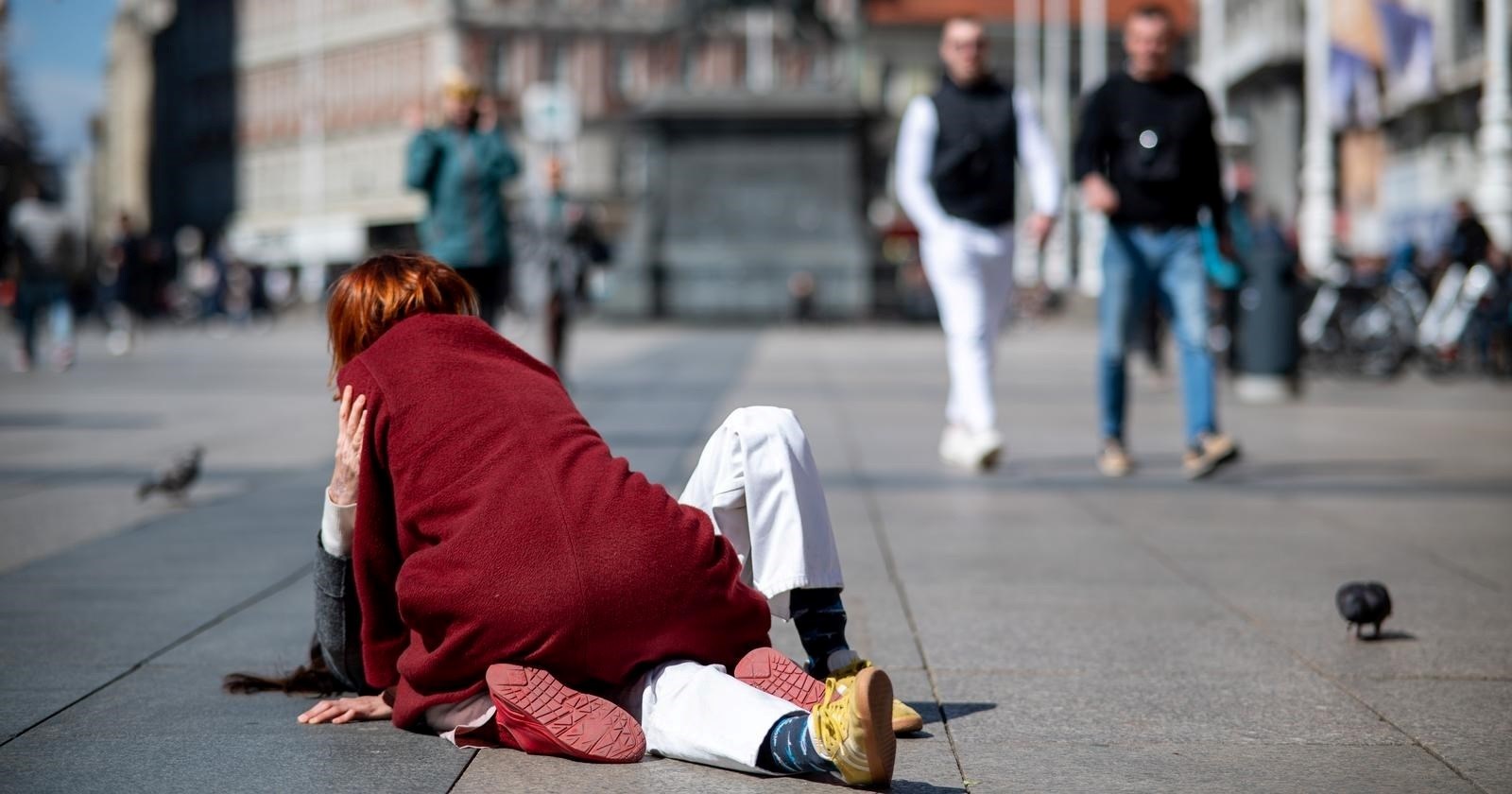 VIDEO Dvije žene se milovale ležeći na Trgu bana Jelačića. To je bio performans