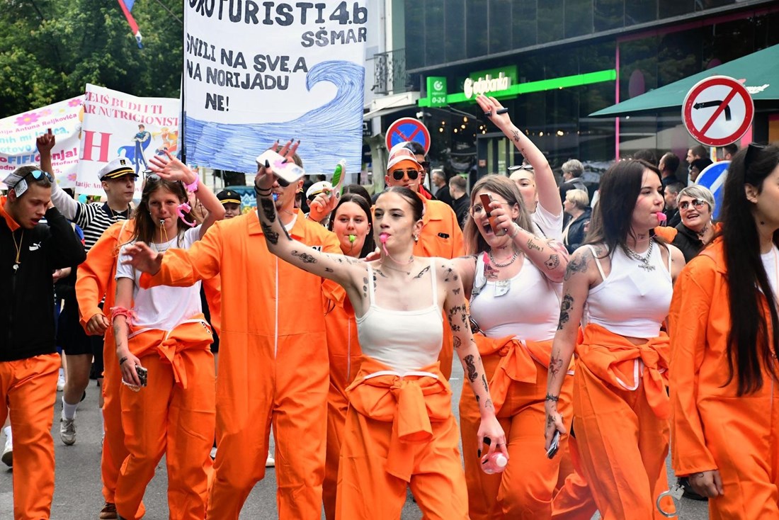 FOTO Maturanti iz Slavonskog Broda u kostimima proslavili norijadu