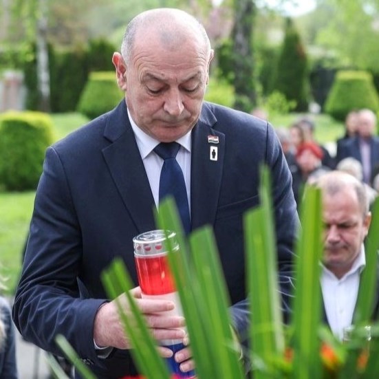Ministar Medved s obiteljima žrtava Domovinskog rata položio vijence na Mirogoju