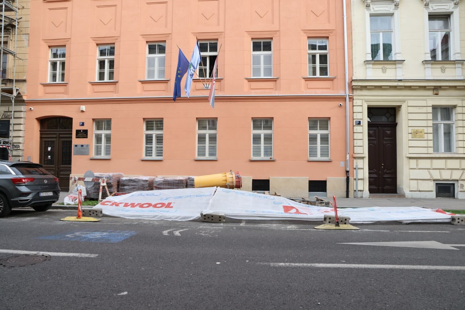 VIDEO I FOTO Pala građevinska ograda u centru Zagreba