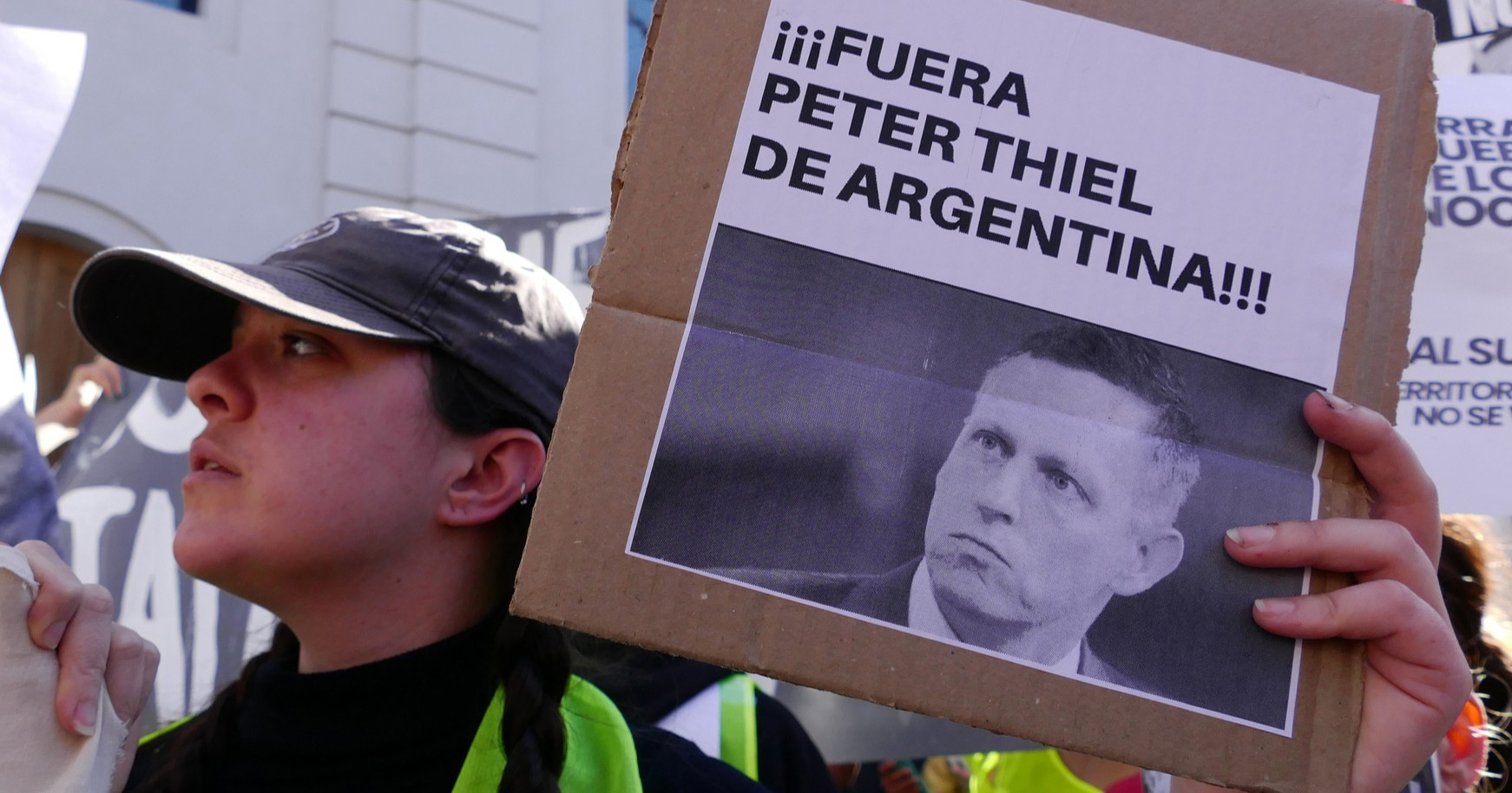 Moćni milijarder se preselio u Argentinu, vlada mijenja zakone. Građani prosvjeduju