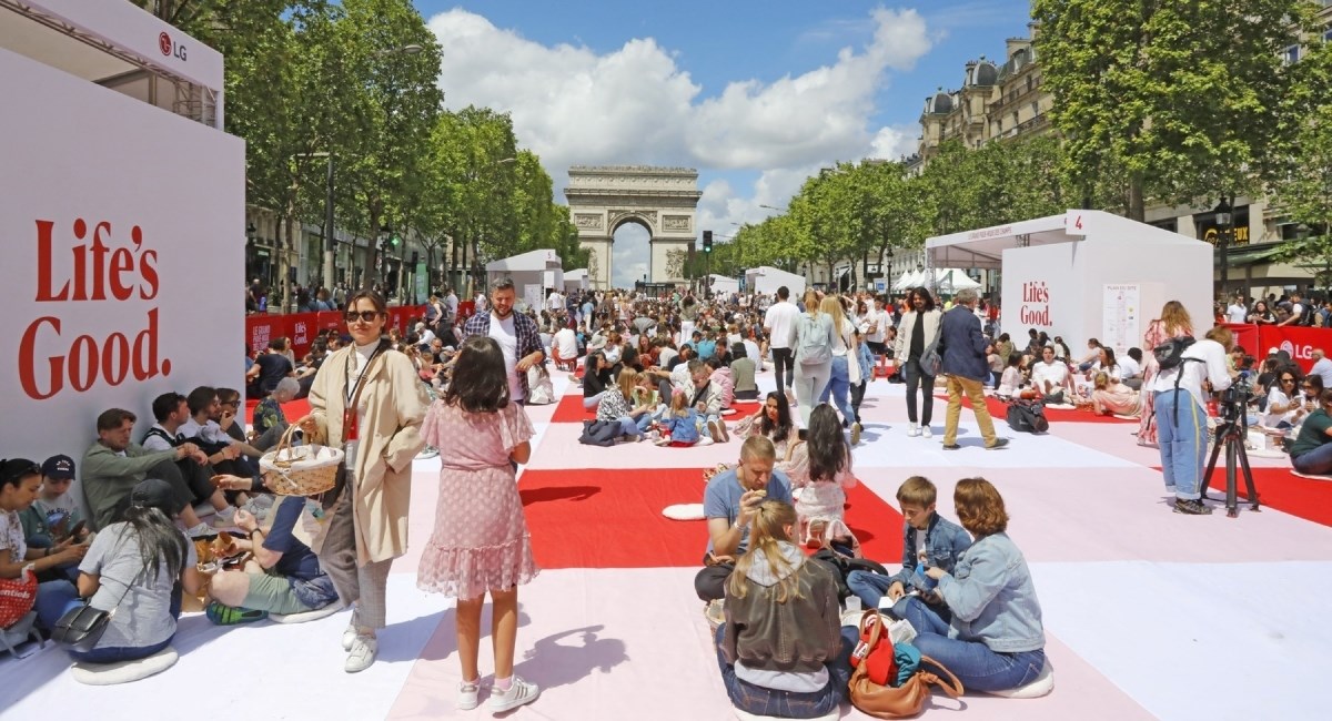 Champs-Élysées prošlog je vikenda pretvoren u mjesto za piknik za 4 tisuće Parižana