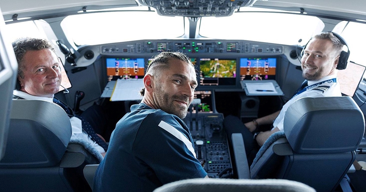 Livaja u kokpitu aviona. Navijači: Vozi avion, a nije položio za auto. Doktor života