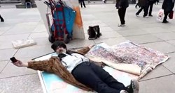 VIDEO Tip na trgu u Zagrebu legao na pod i vikao: Zaustavite rat