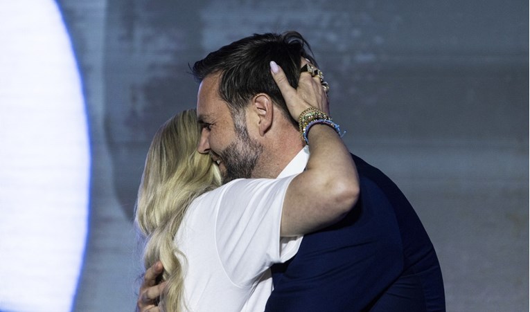 Erika Kirk odgovorila na kritike zbog "neprimjerenog" zagrljaja s JD Vanceom