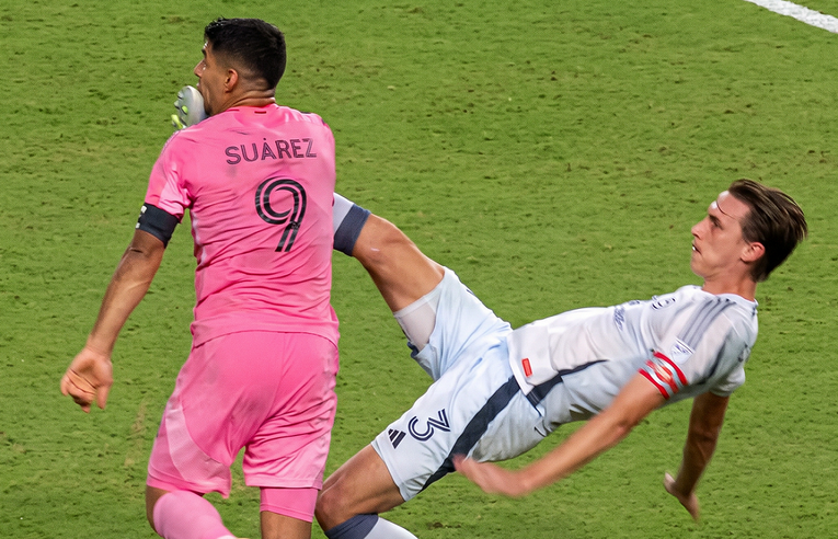 Suarez dobio kopačkom u lice nakon što je upropastio debi Lewandowskog u MLS-u