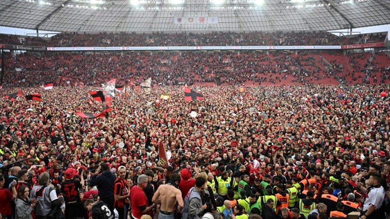 VIDEO Navijači Leverkusena se probili na travnjak i natjerali suca da svira kraj