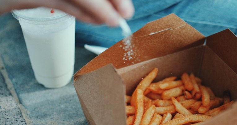 Studija: Dodavanje soli svakom obroku može povećati rizik od ozbiljne bolesti srca