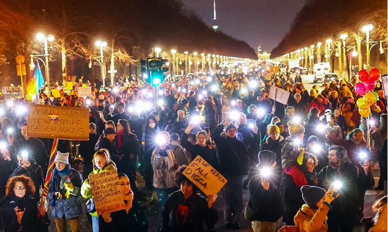 FOTO Na ulice Berlina izašlo 160 tisuća ljudi, prosvjeduju protiv suradnje s desnicom