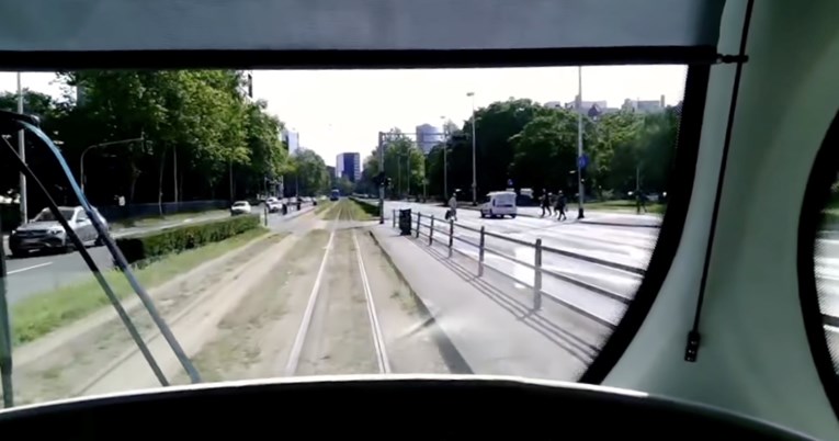 Vozač tramvaja kritizirao roditelje koji s djecom prelaze na crveno svjetlo