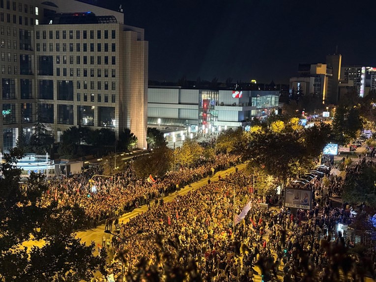 Илјадници пристигнаа во Нови Сад, Вучиќ им се извинува на студентите. Тие веднаш реагираа