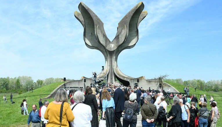 Sve više ljudi posjećuje Jasenovac