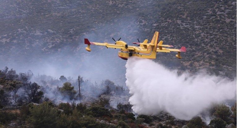 Na Braču izgorjela tri hektara borove šume, požar gasili kanaderi i helikopter