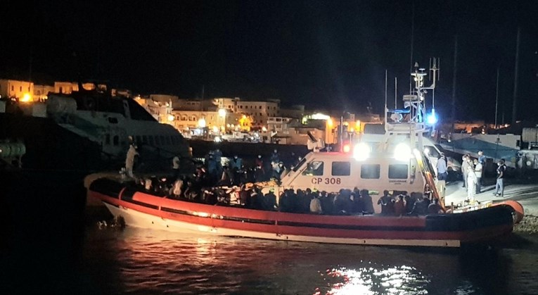 Crnogorska policija u međunarodnim vodama presrela jedrilicu s 50 migranata
