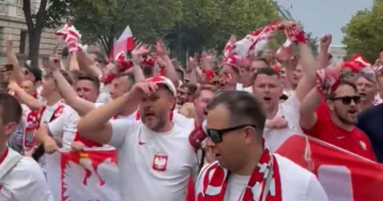 Poslušajte što su poljski navijači vikali pred ruskom ambasadom u Njemačkoj