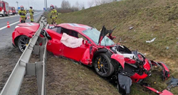 Poljak sletio s ceste i napravio totalku na Ferrariju, preživio je