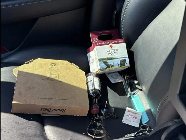 Pijan u Kaliforniji spavao za volanom Tesle dok je auto samostalno vozio