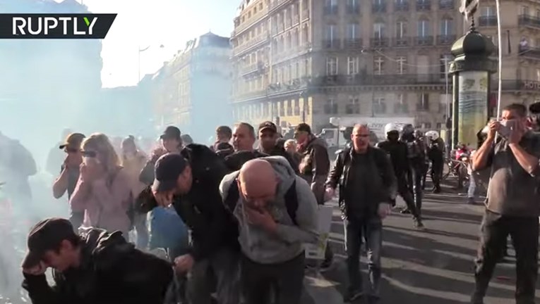 VIDEO Neredi u Parizu: Policija suzavcem na prosvjednike, deseci uhićenih