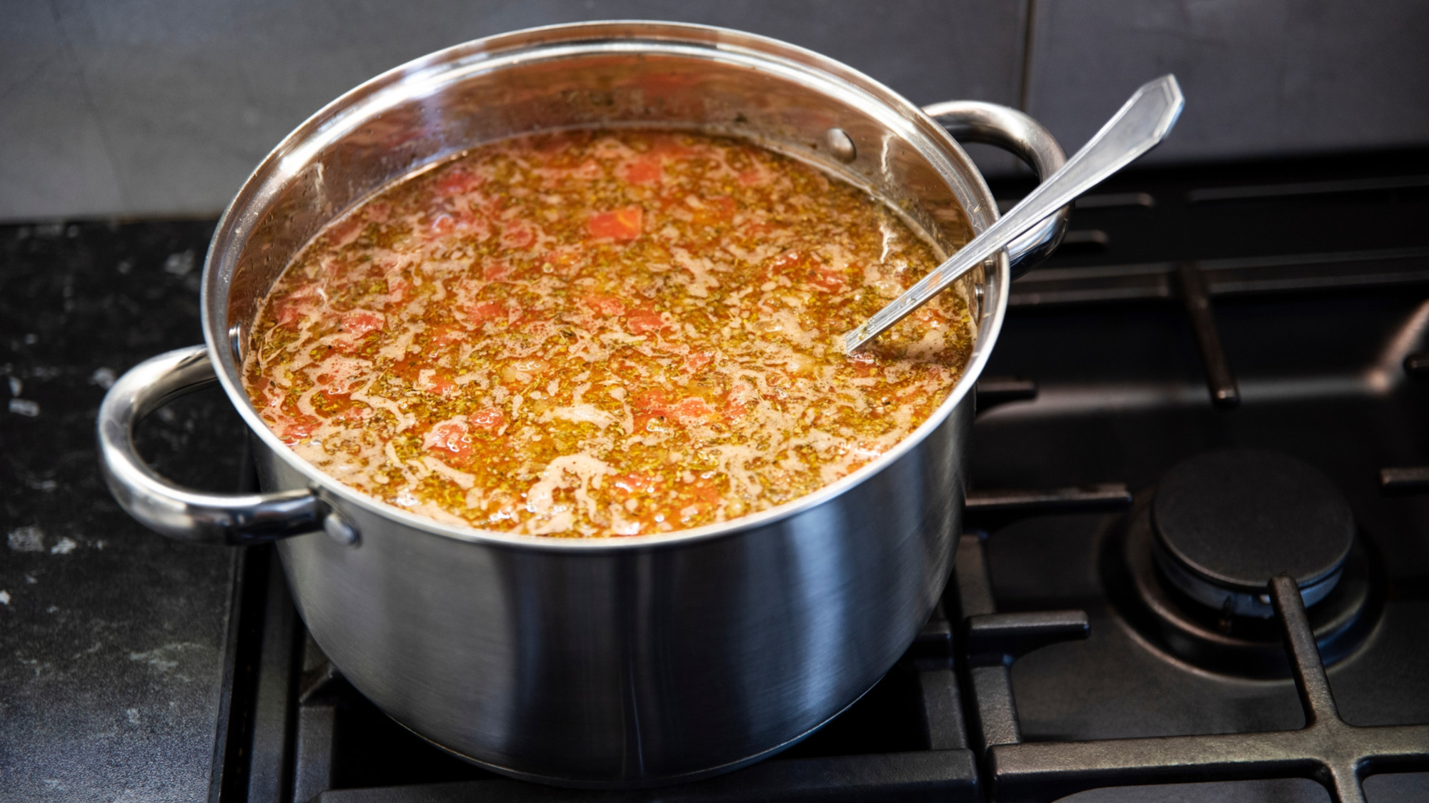 I vi ostavljate lonac skuhanog jela da se "ohladi" preko noći? Razmislite još jednom