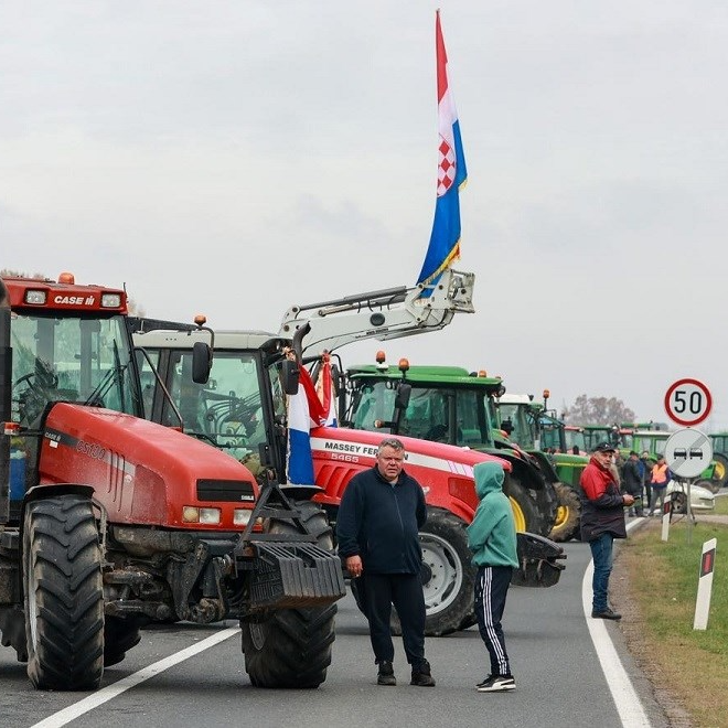 FOTO Seljaci blokirali cestu: "Od 1.12. krećemo sa svinjokoljama, a oni neka hapse"